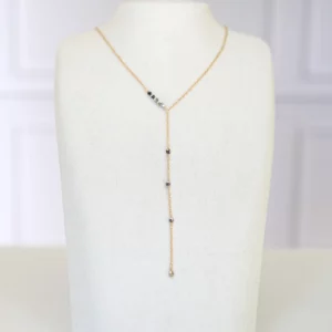 Ce collier cravate de la collection MIDNIGHT PEARLS, délicat et raffiné, ne passera pas inaperçu !