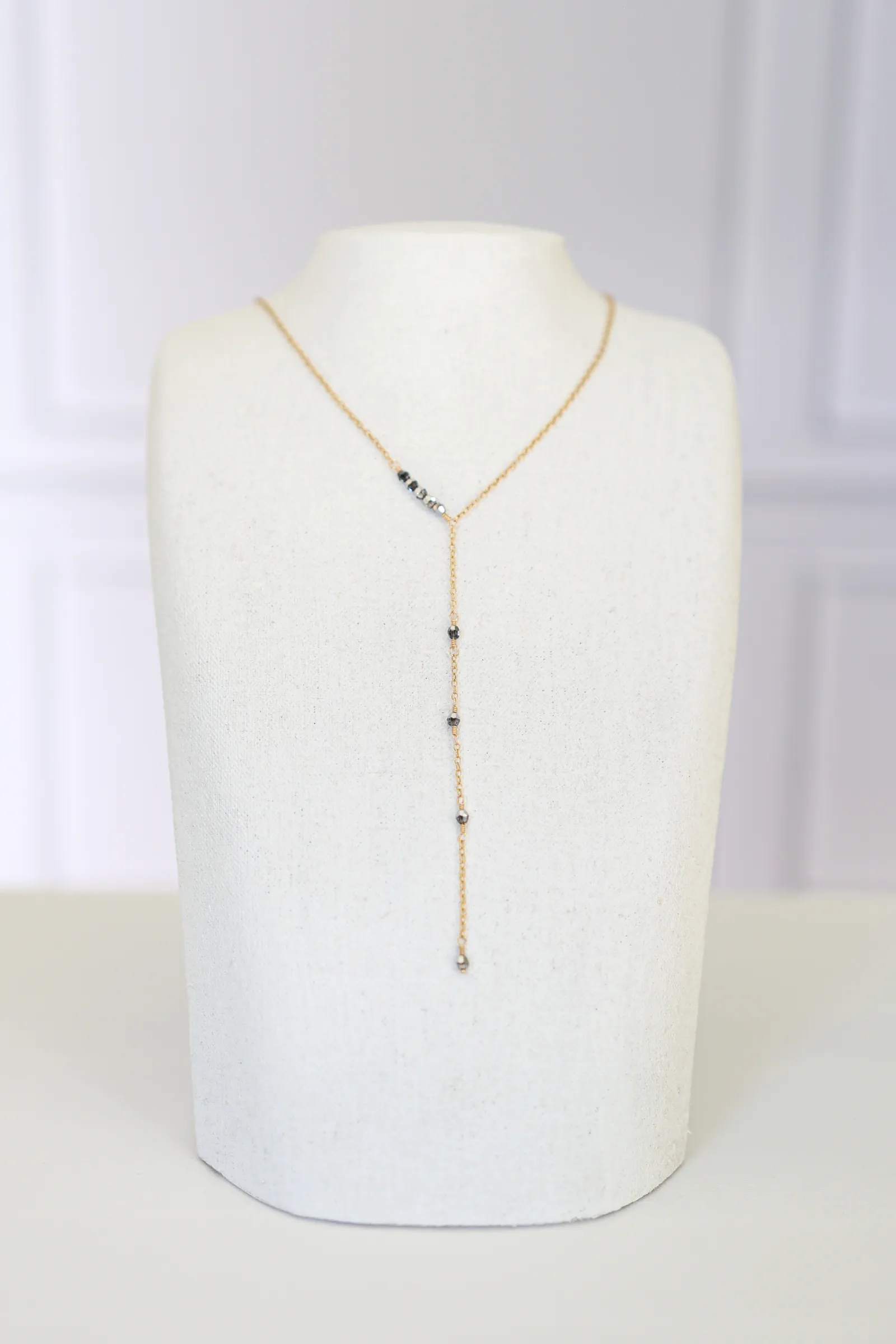 Ce collier cravate de la collection MIDNIGHT PEARLS, délicat et raffiné, ne passera pas inaperçu !